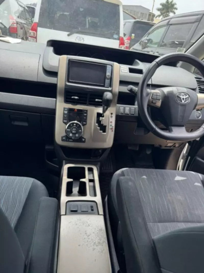 Toyota Noah   - 2012