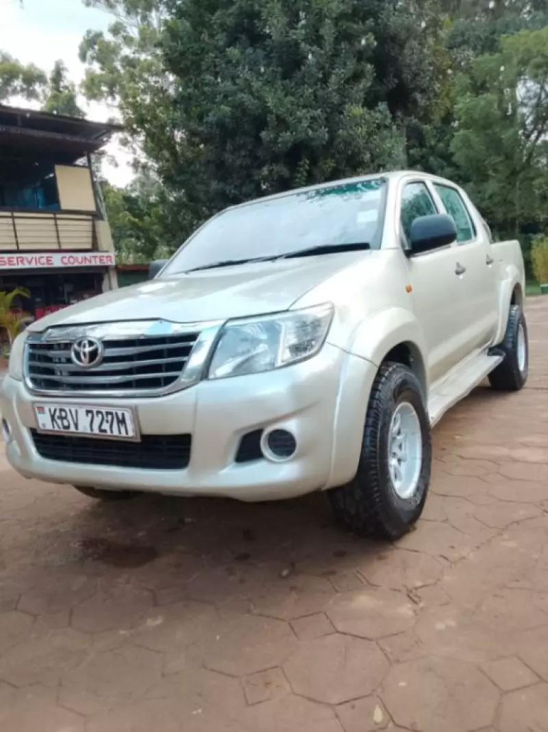 TOYOTA Hilux   - 2013