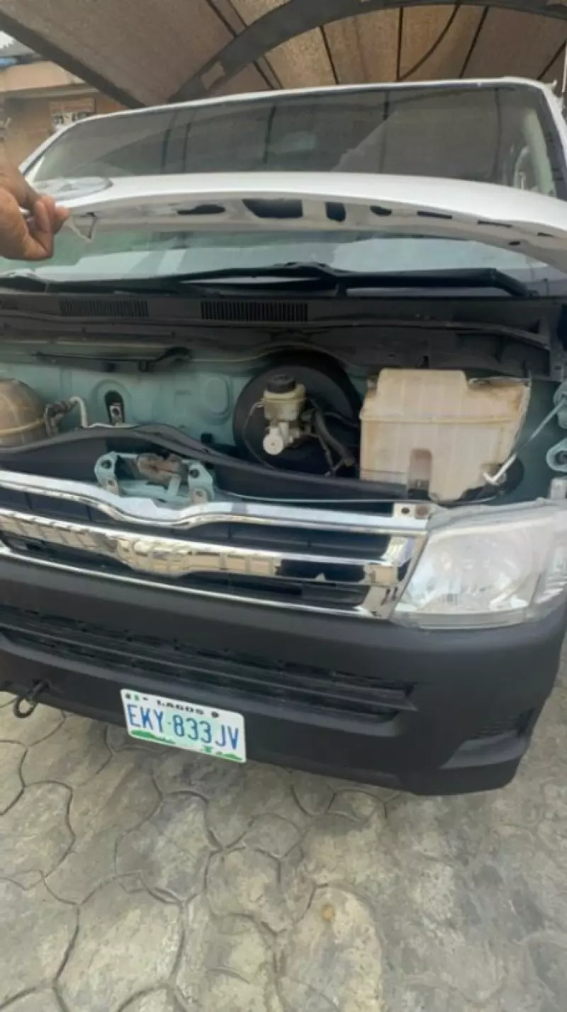 Toyota Hiace   - 2011
