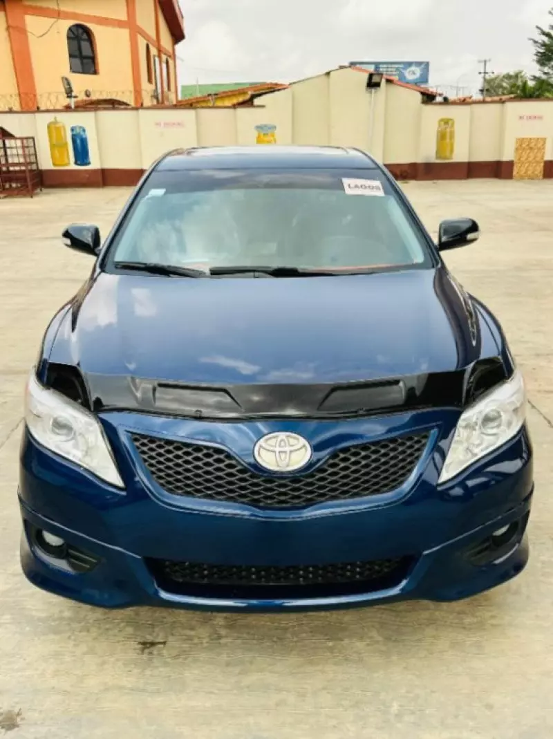 Toyota Camry   - 2010