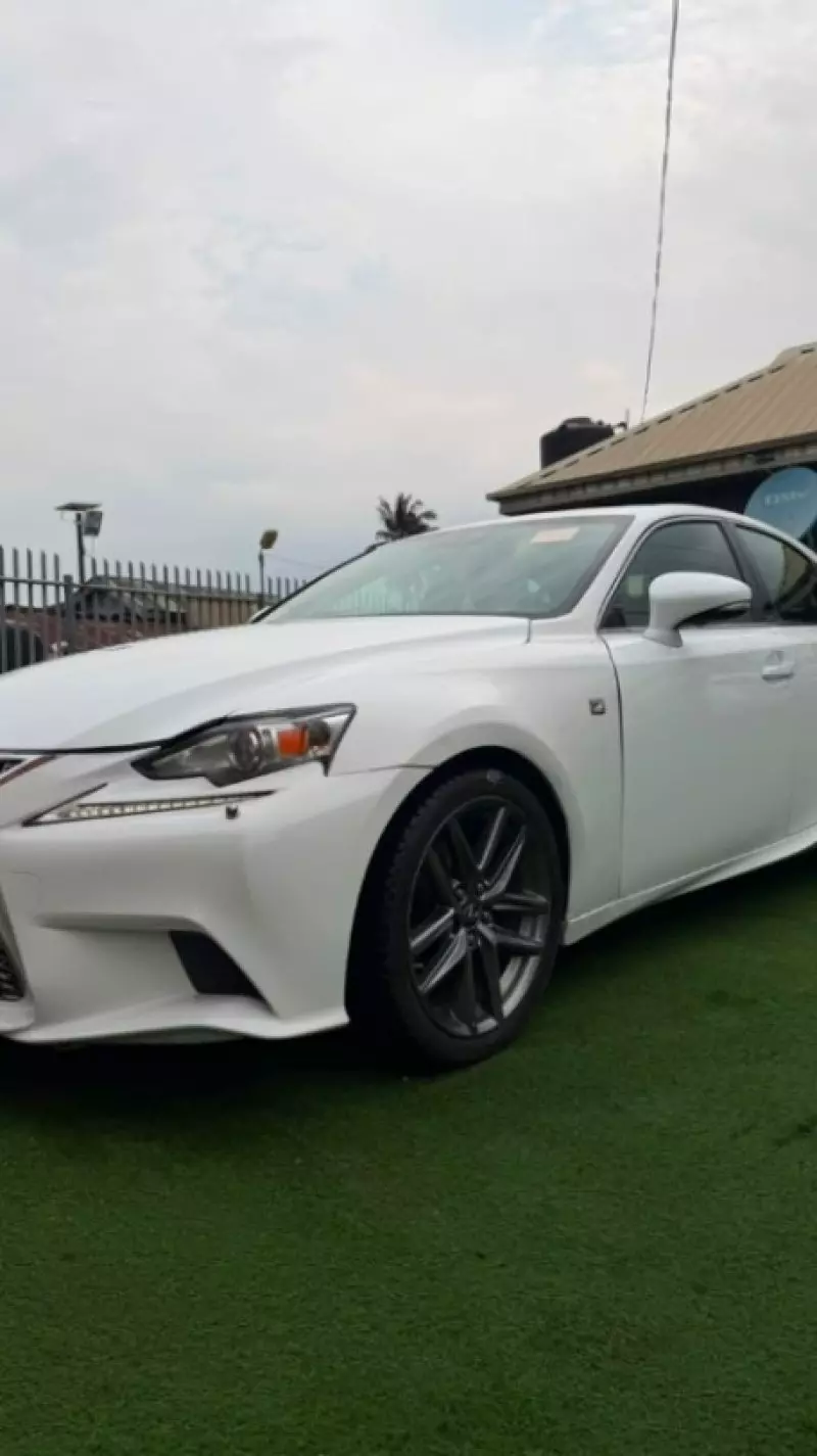 Lexus IS   - 2015