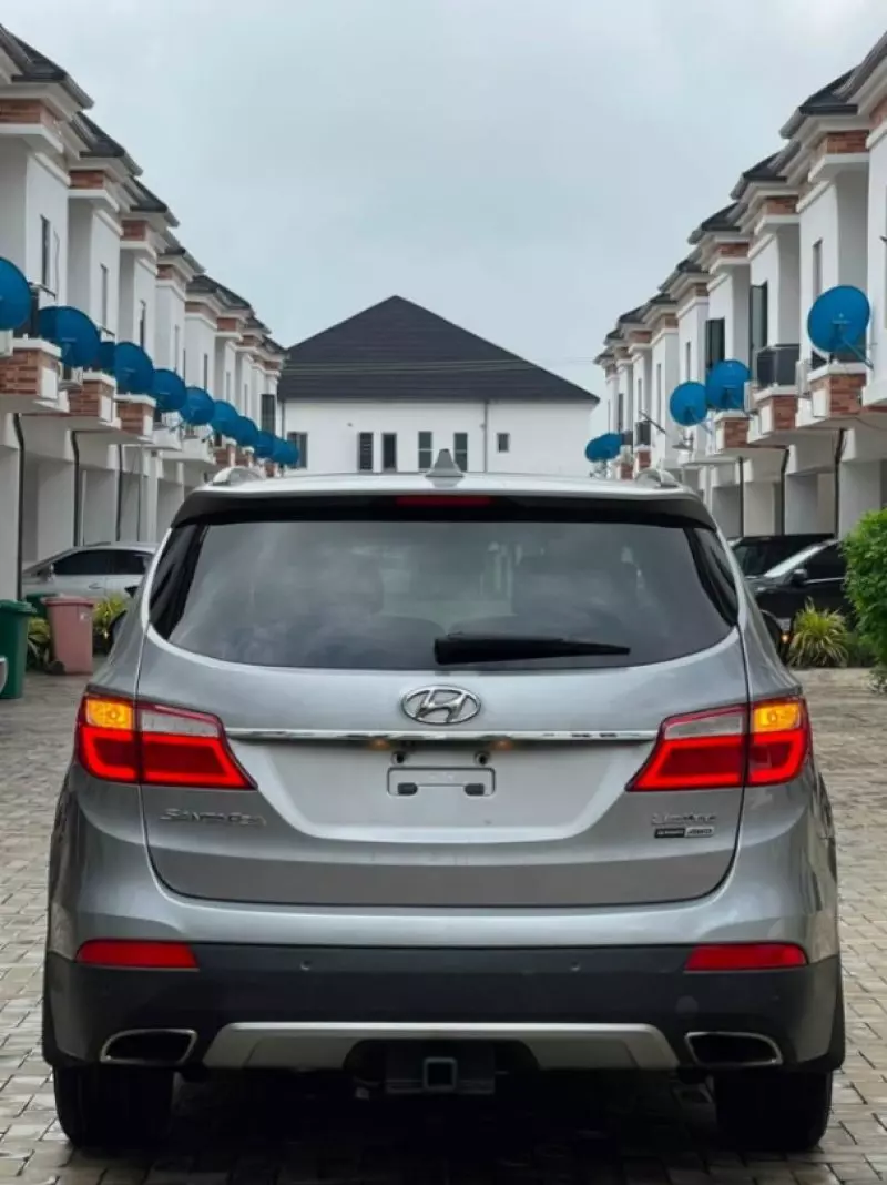 Hyundai Santa Fe   - 2015