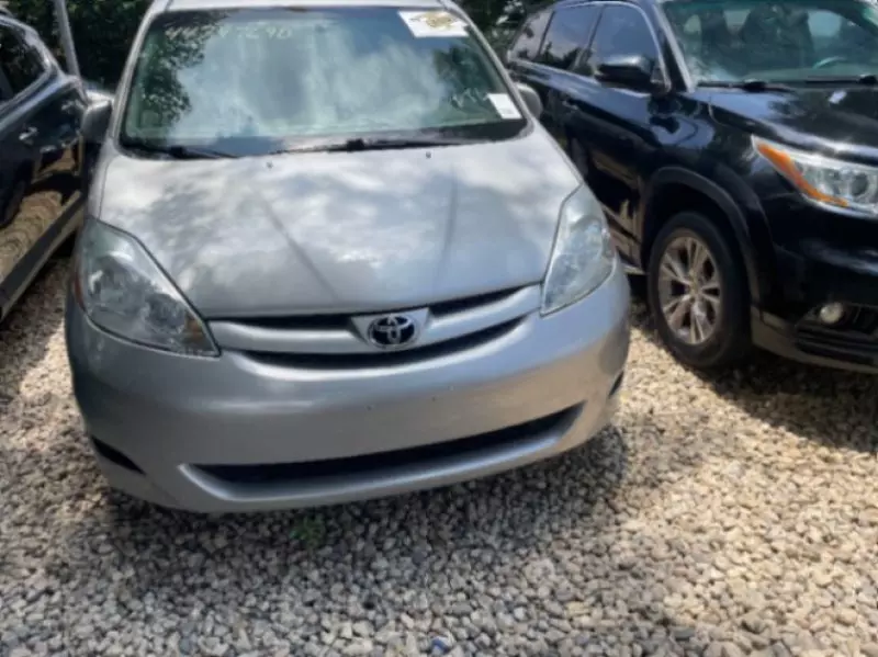 TOYOTA Sienna   - 2010