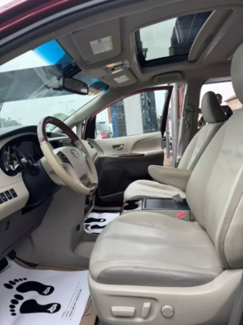 TOYOTA Sienna - 2014