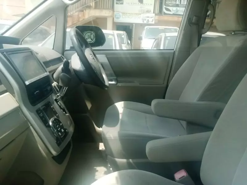 Toyota Noah   - 2012
