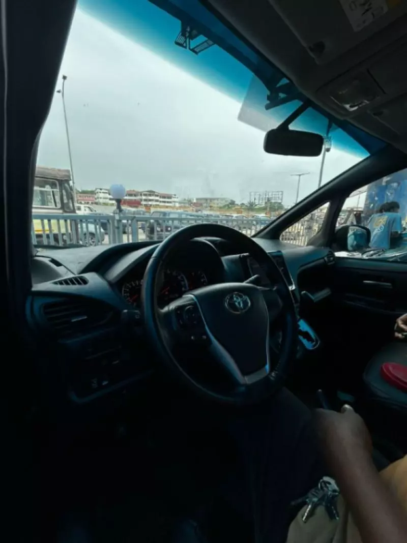 Toyota Voxy    - 2014