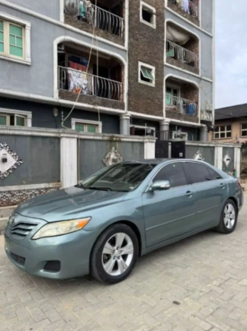 TOYOTA Camry   - 2010