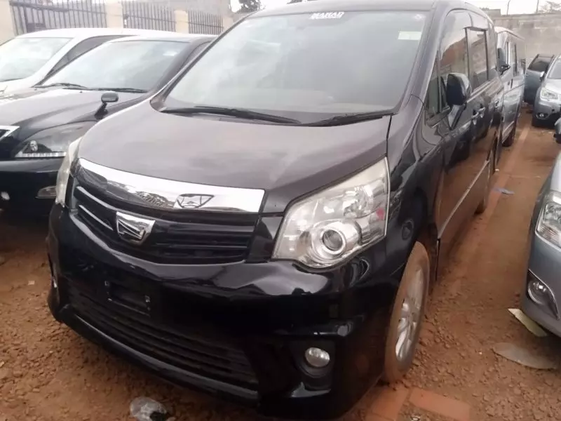Toyota Noah   - 2012