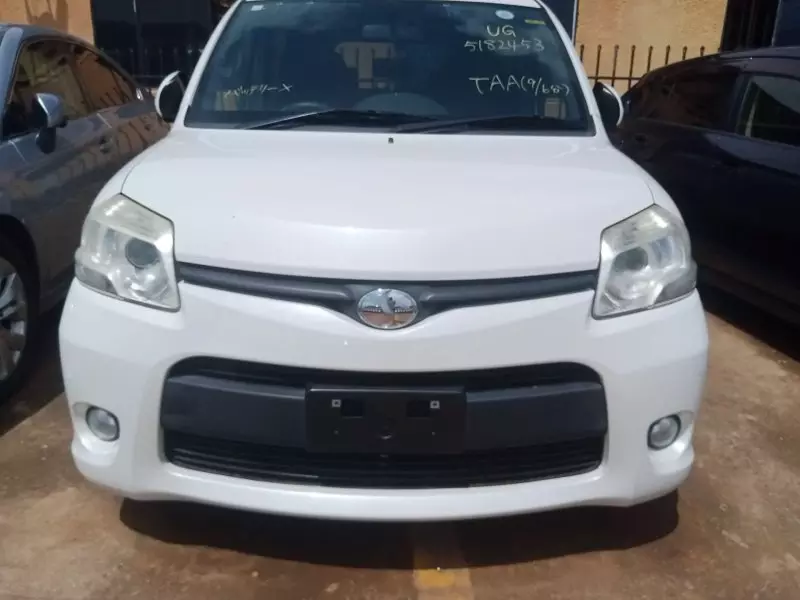 Toyota Sienta   - 2013