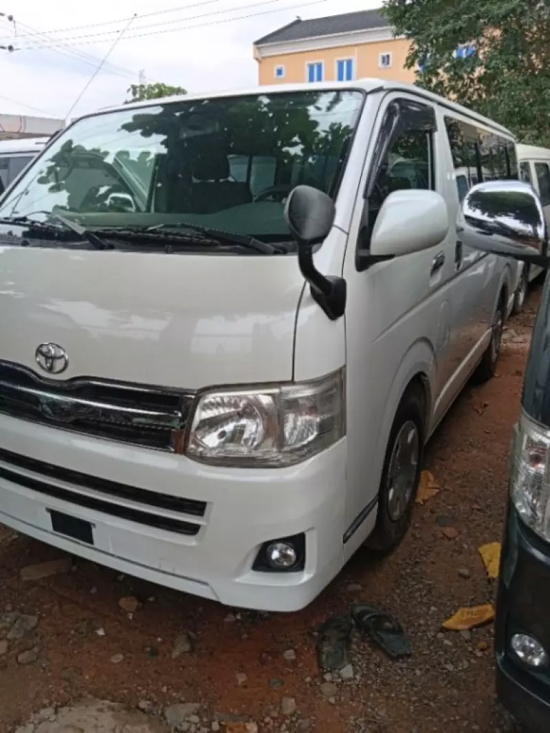 Toyota Hiace   - 2011