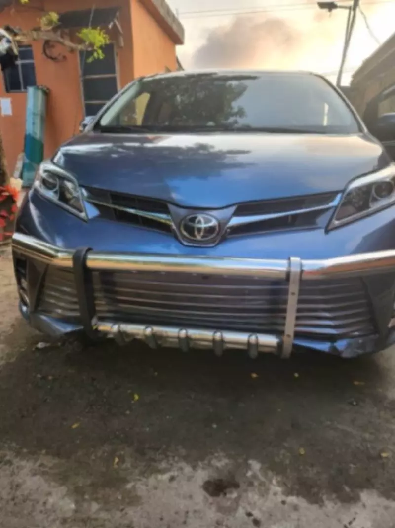 TOYOTA Sienna   - 2013