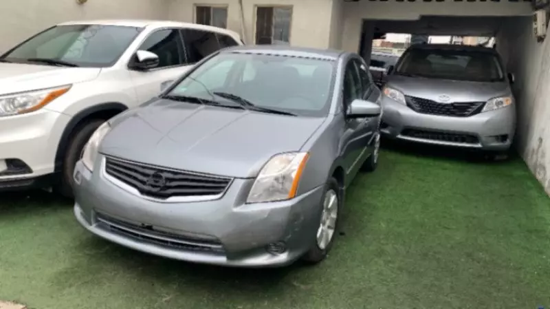 Nissan Sentra   - 2010