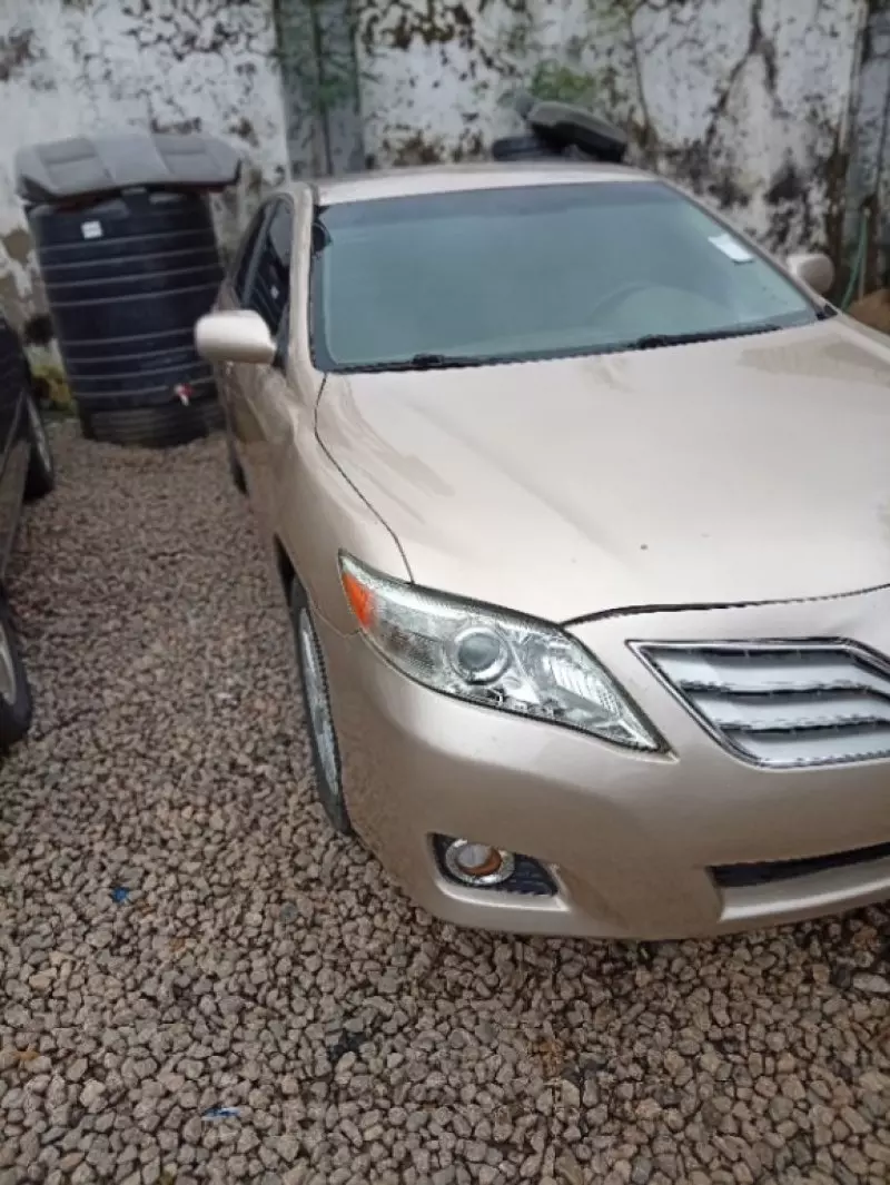 TOYOTA Camry   - 2010