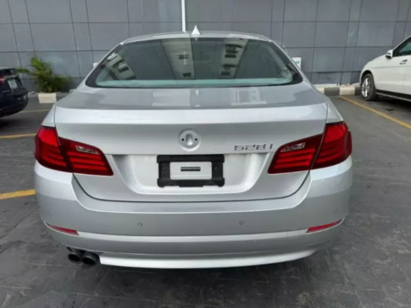 BMW 528i   - 2011