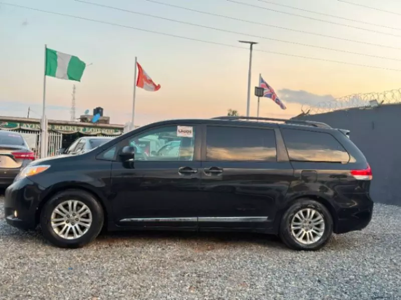 Toyota Sienna   - 2011