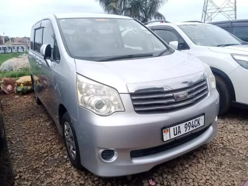 Toyota Noah   - 2010