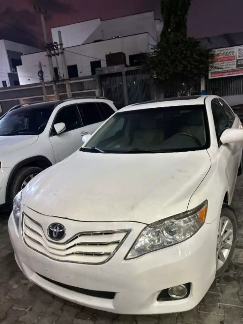 Toyota Camry   - 2010