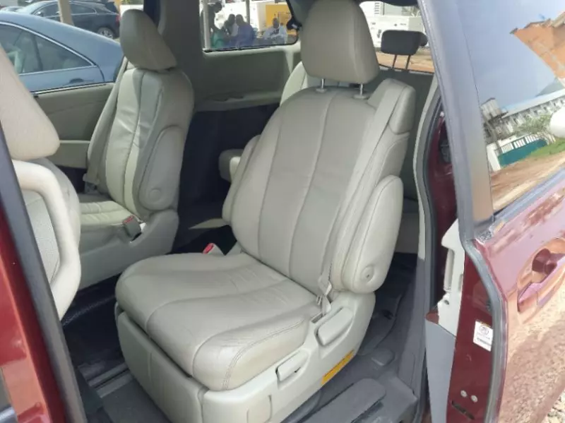 TOYOTA Sienna - 2011