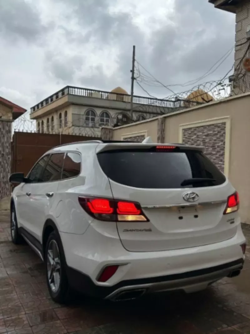 Hyundai Santa Fe   - 2017