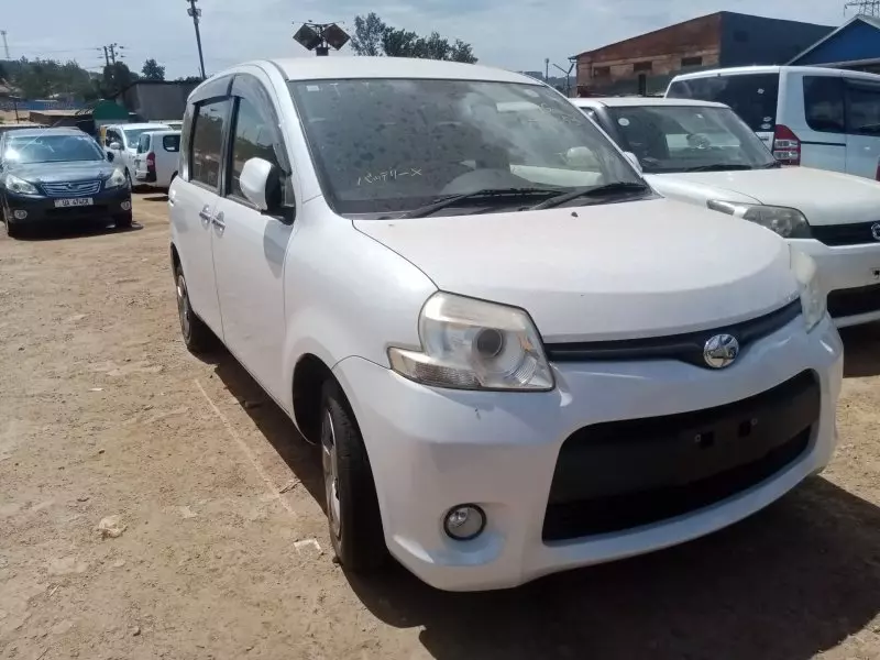 Toyota Sienta   - 2012
