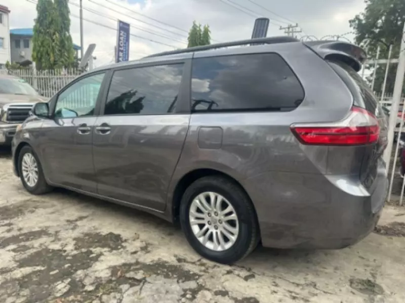 Toyota Sienna   - 2011