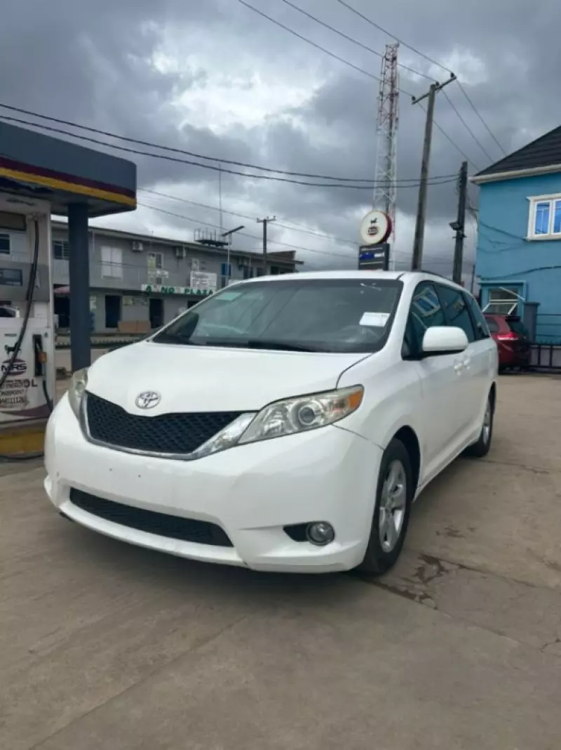 TOYOTA Sienna   - 2011