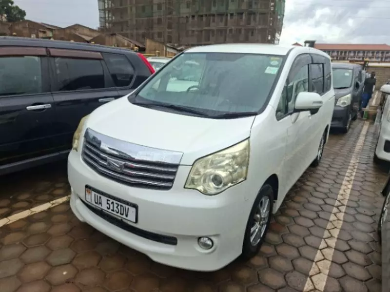 TOYOTA Noah   - 2012