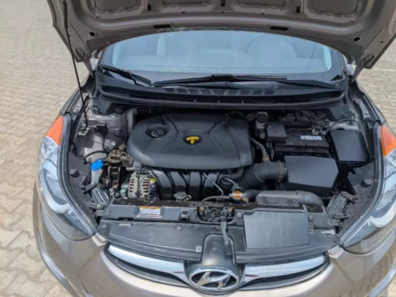 Hyundai Elantra   - 2012