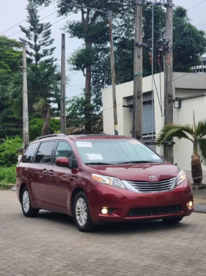 Toyota Sienna   - 2017