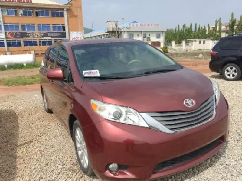 TOYOTA Sienna - 2011
