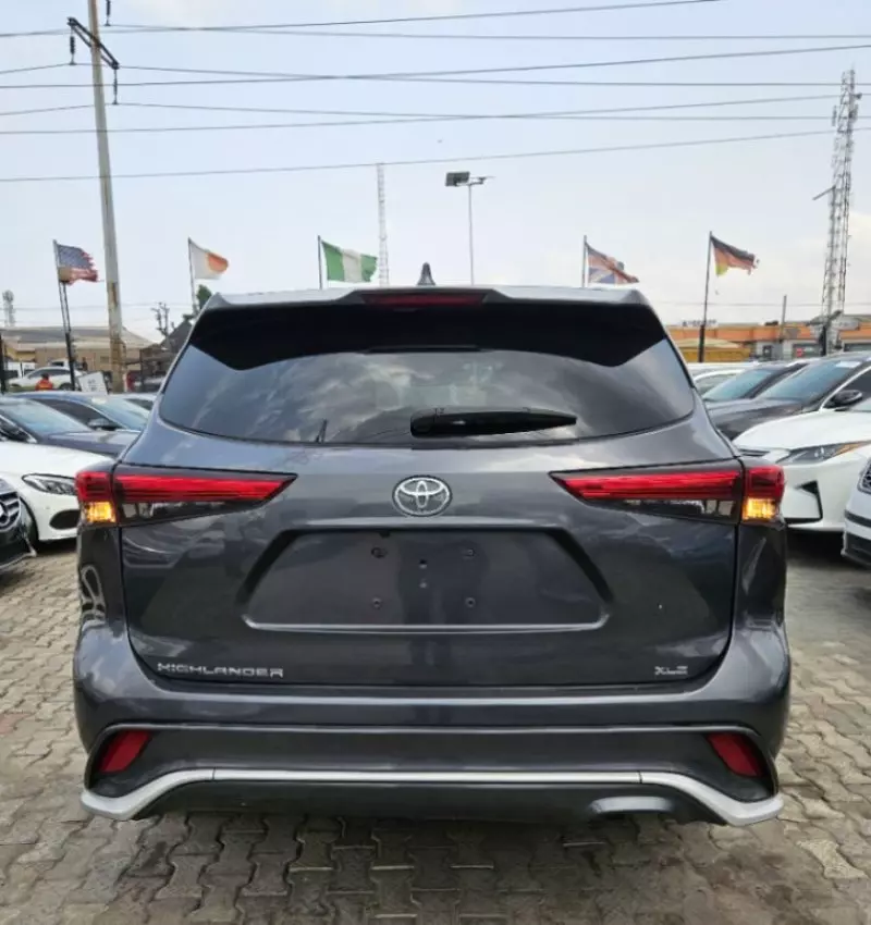 Toyota Highlander   - 2020