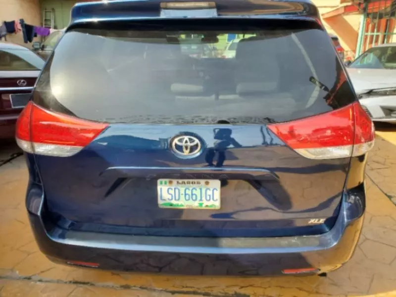 Toyota Sienna   - 2011
