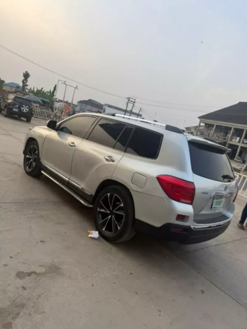 Toyota Highlander   - 2013