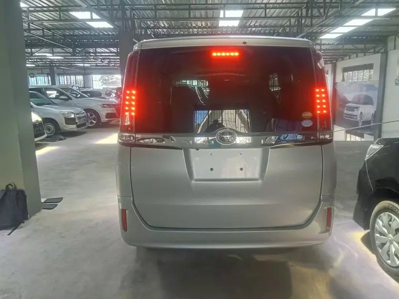 Toyota Noah   - 2018