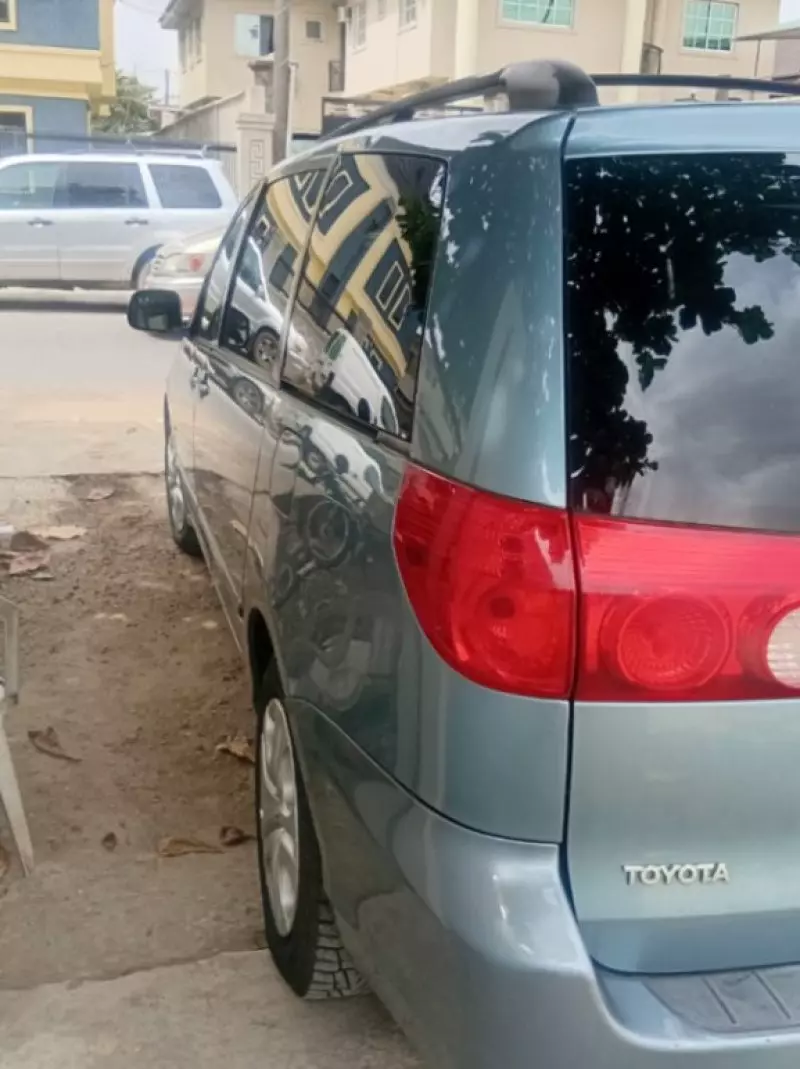 Toyota Sienna   - 2009