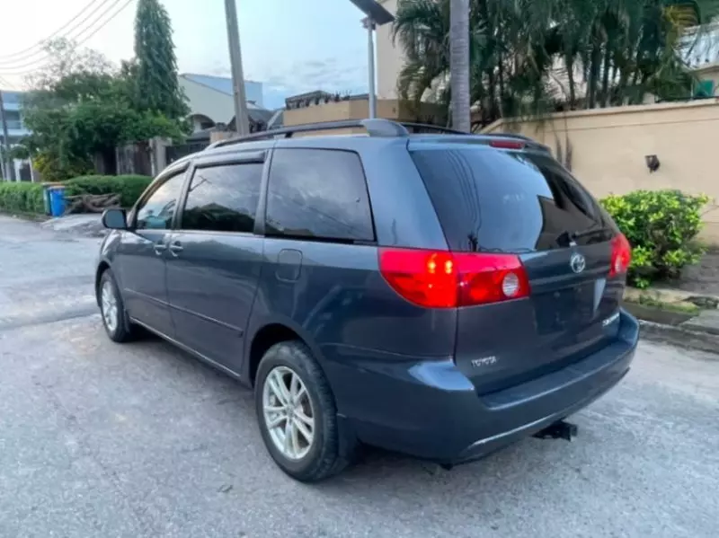 TOYOTA Sienna - 2010