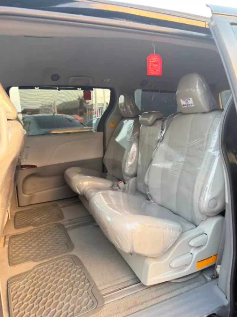 Toyota Sienna   - 2011
