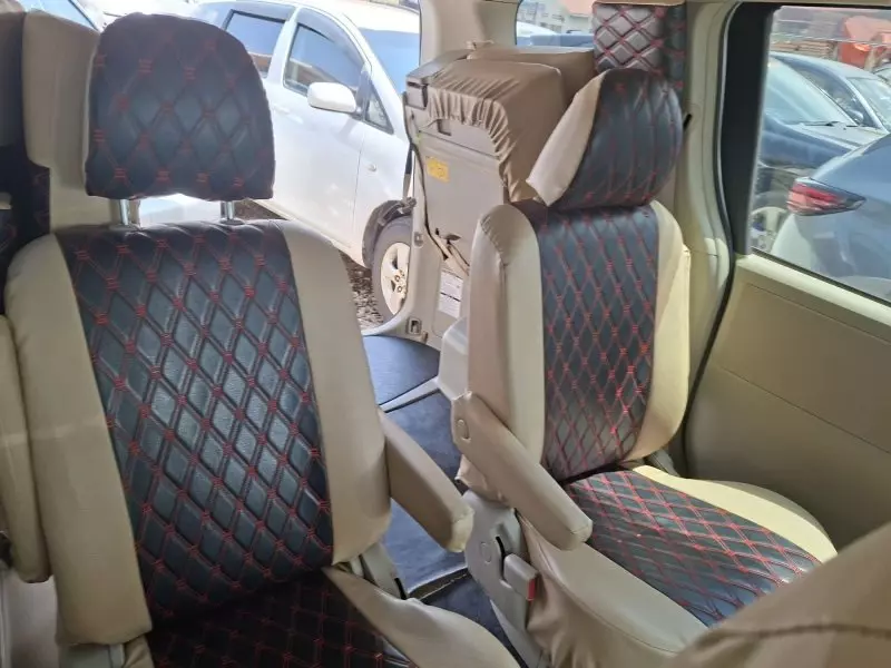 TOYOTA Noah   - 2010