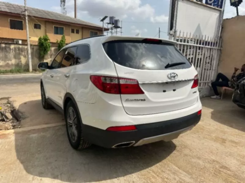 Hyundai Santa Fe   - 2015