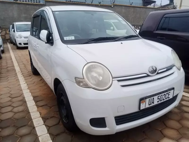 Toyota Sienta   - 2010