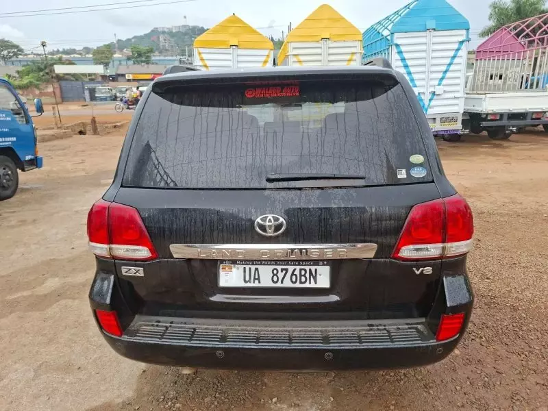 Toyota Land Cruiser V8   - 2011