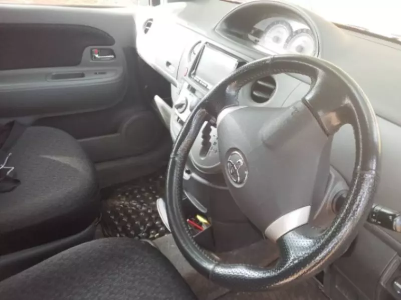 Toyota Sienta   - 2010