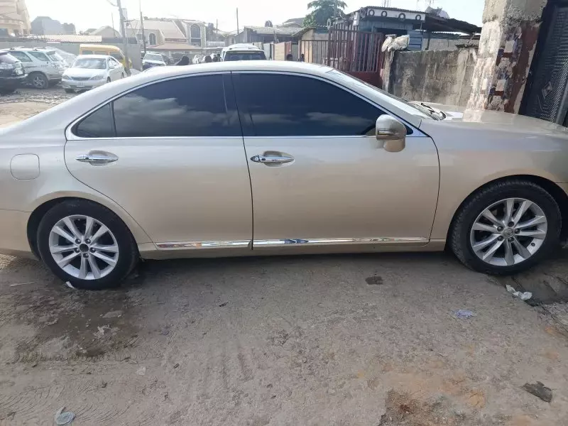 Lexus ES   - 2011