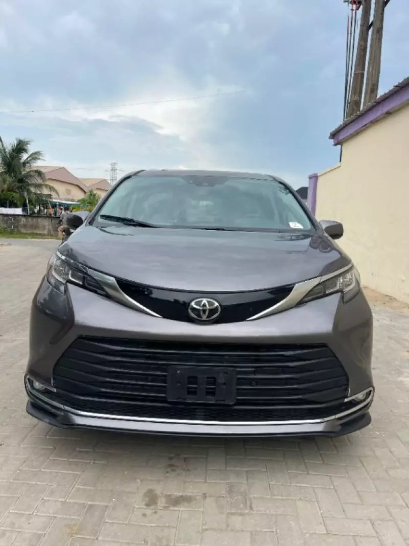TOYOTA Sienna   - 2023