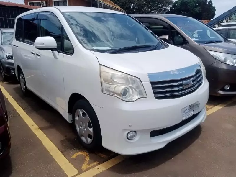Toyota Noah   - 2012