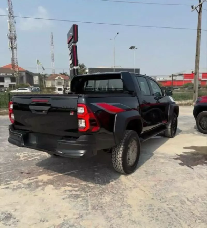 Toyota Hilux   - 2025