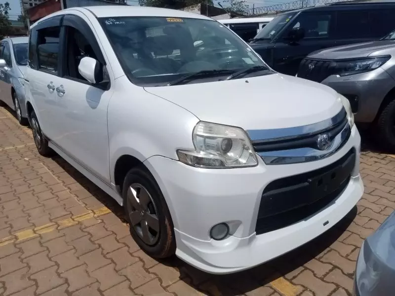Toyota Sienta   - 2012