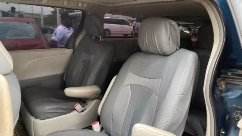 TOYOTA Sienna   - 2011