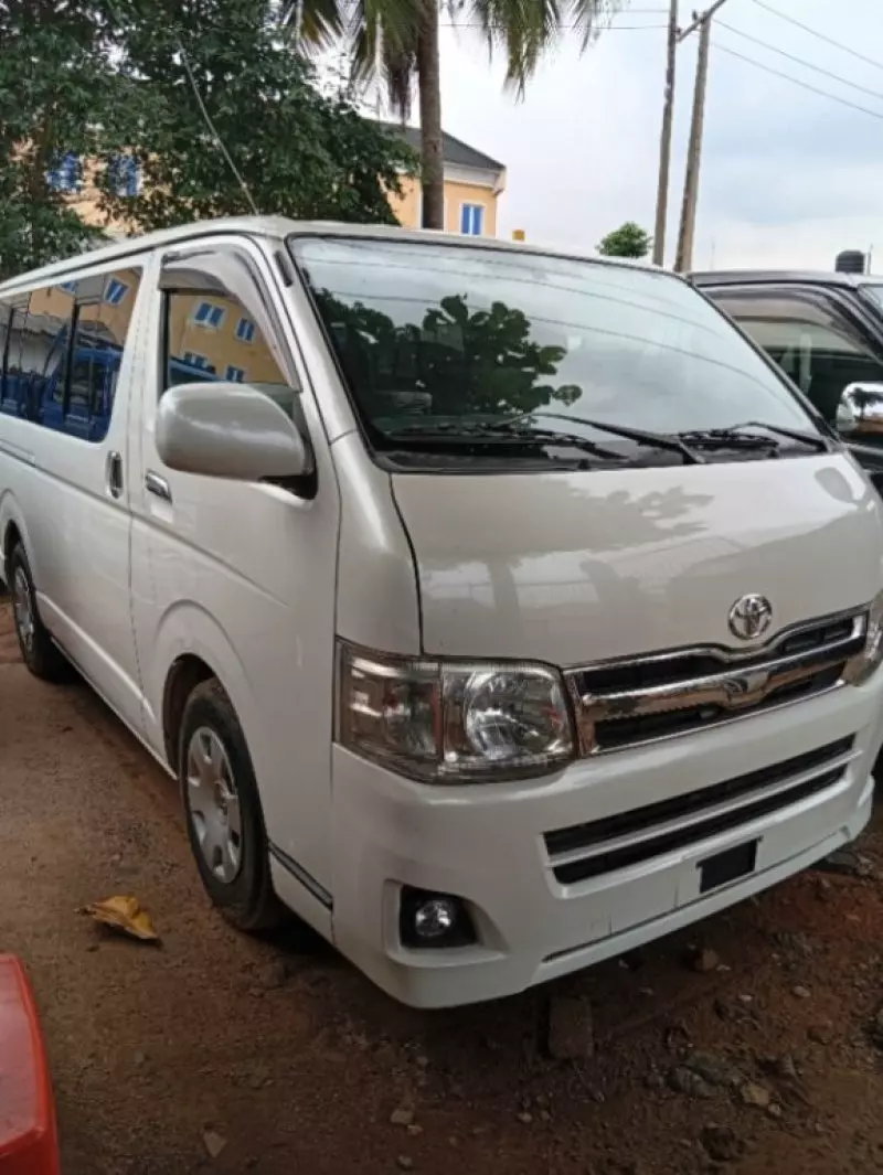 Toyota Hiace   - 2011