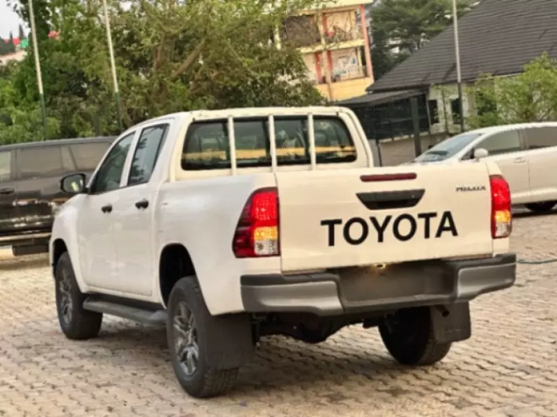 TOYOTA Hilux - 2025